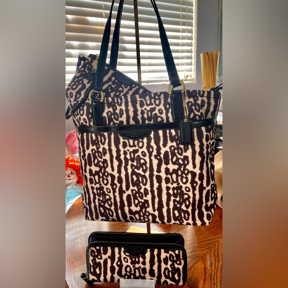 Coach 3 Pc Set EUC Bag, Wristlet &Wallet Patent Leather Trim&Canvas AnimalPrint - Picture 3 of 16